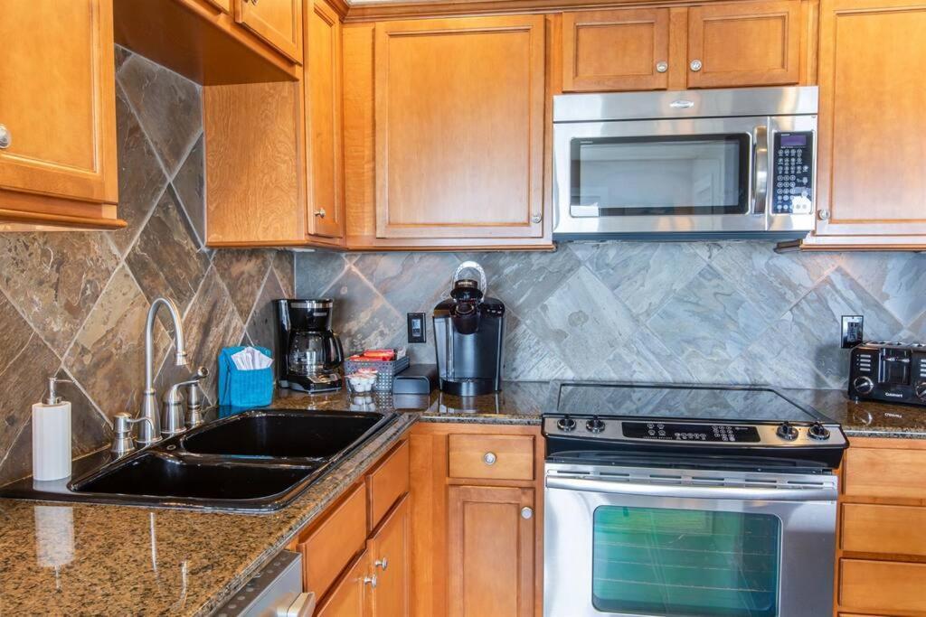 Rockaway Oceanview Condo,steps To The & Downtown,w&d, Wifi Ferienhaus