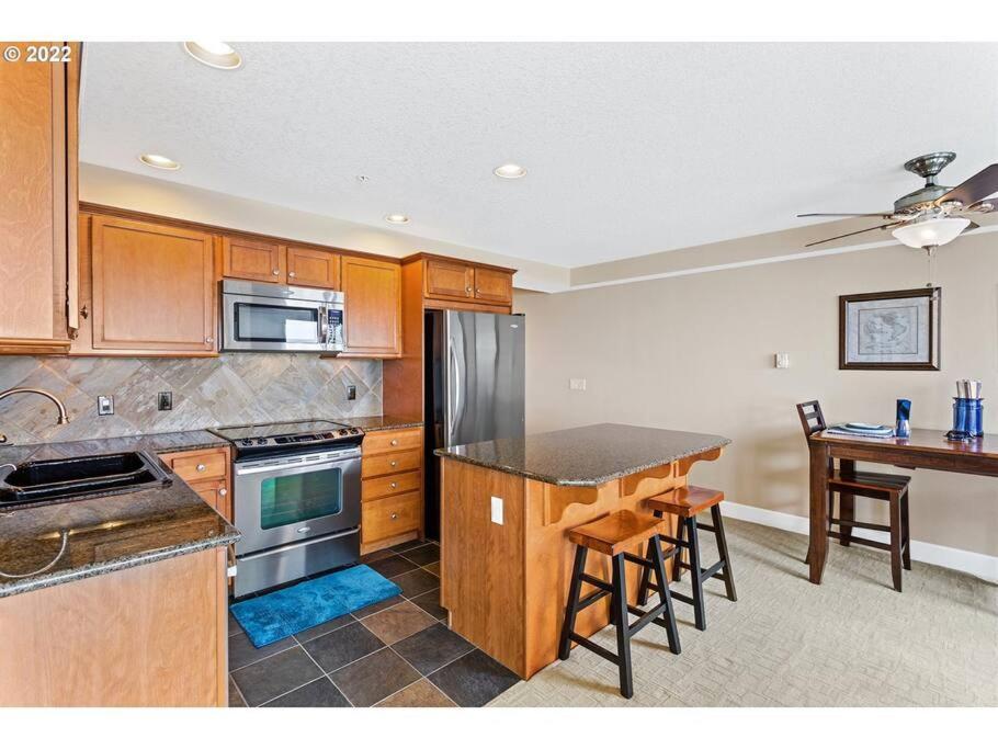 Rockaway Oceanview Condo,steps To The & Downtown,w&d, Wifi Holiday home Rockaway Beach