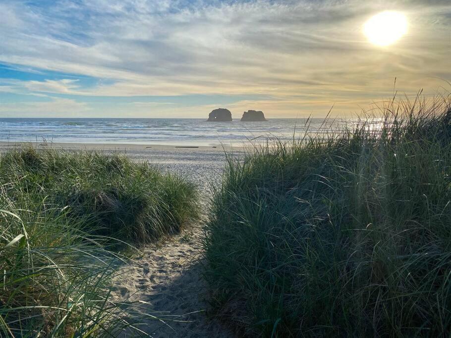 Rockaway Oceanview Condo,steps To The & Downtown,w&d, Wifi